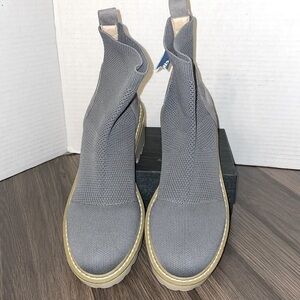 Nicole Miller New York women’s gray knit boots size 8.5